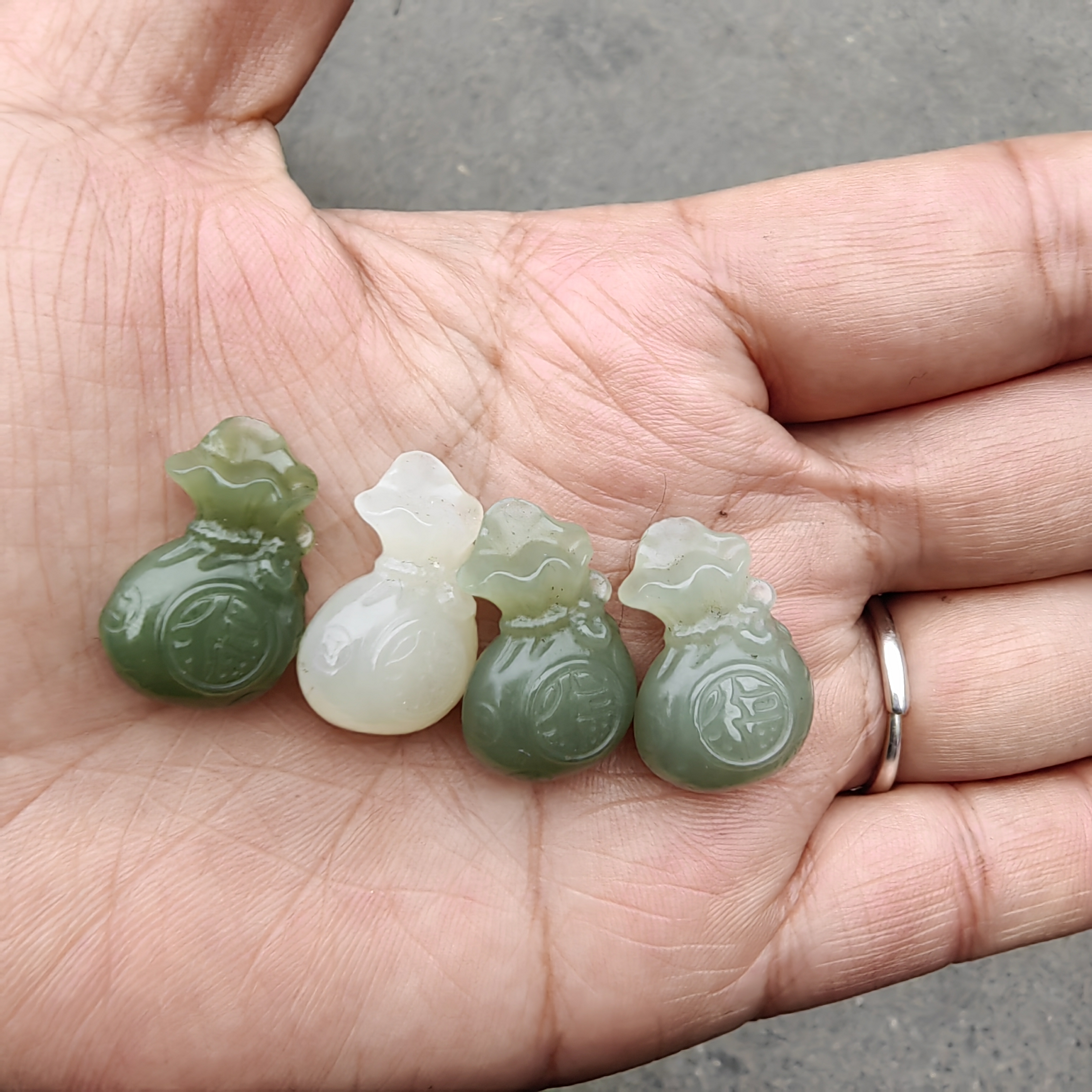 几千块钱的玉坠怎么样(几千块钱的玉手镯是真的吗)