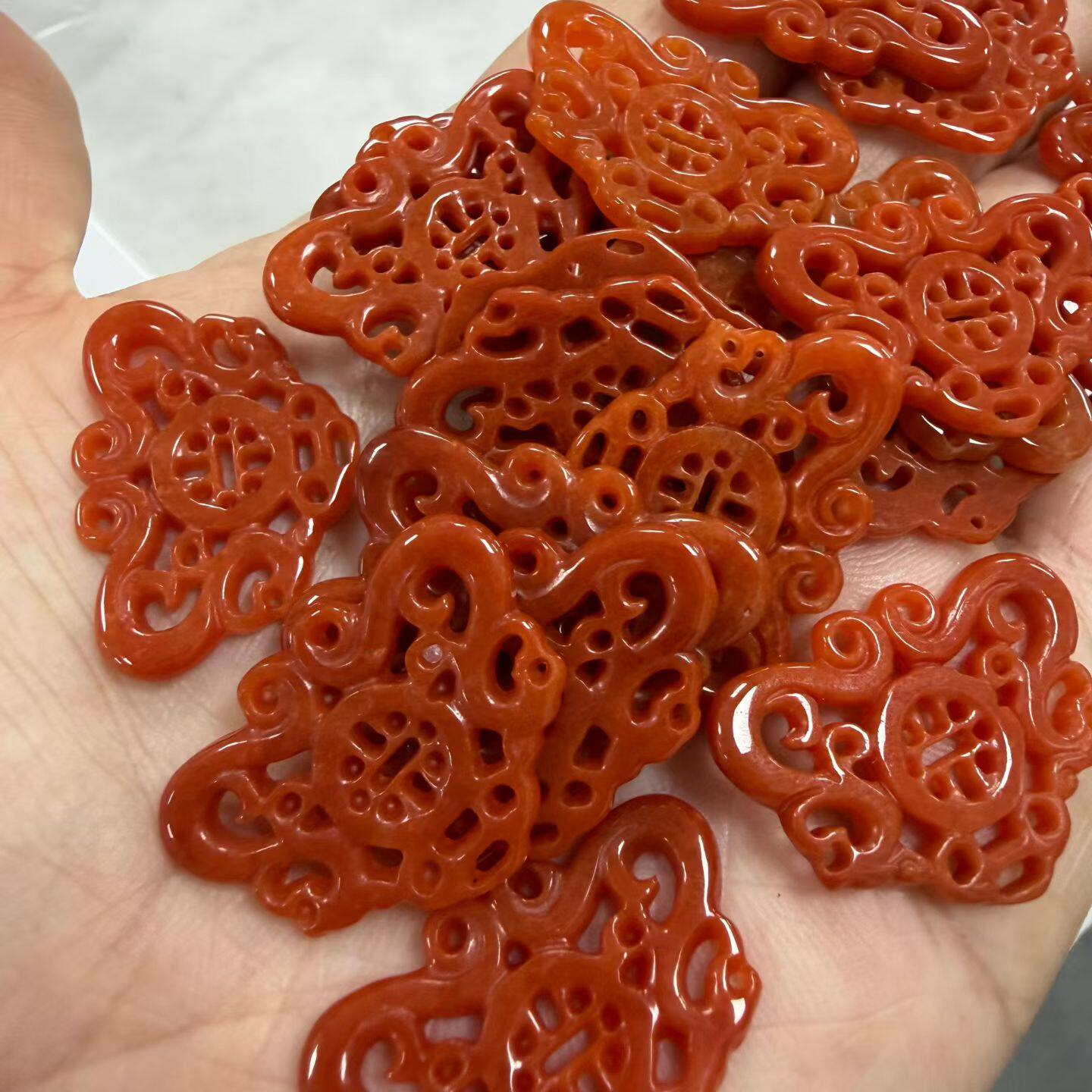 精美石英岩红色镂空雕刻玉石挂饰配件装饰手工串珠饰品配件材料