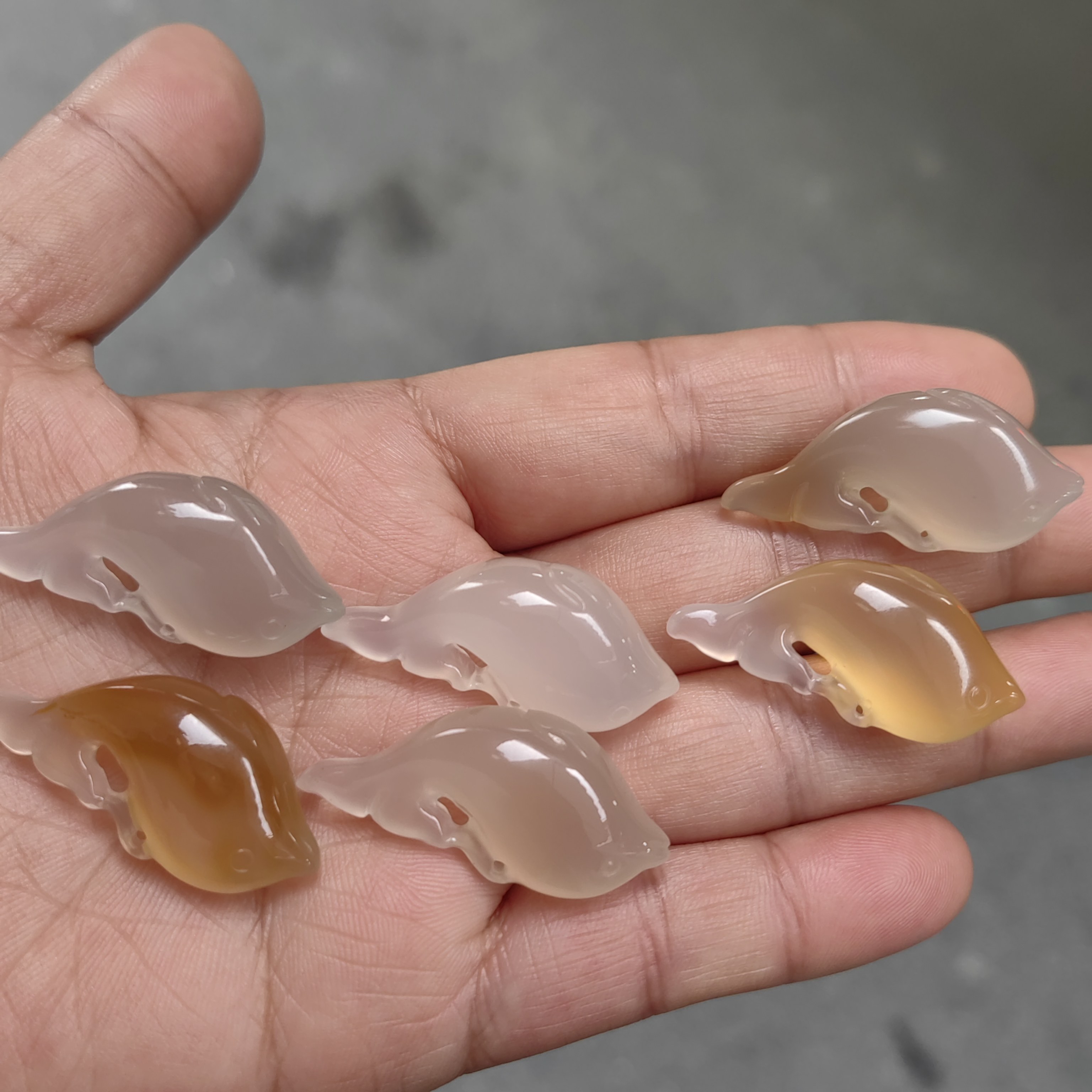 天然玛瑙海豚吊坠精致手工雕刻玉石项坠男女通用简约玉饰品礼物