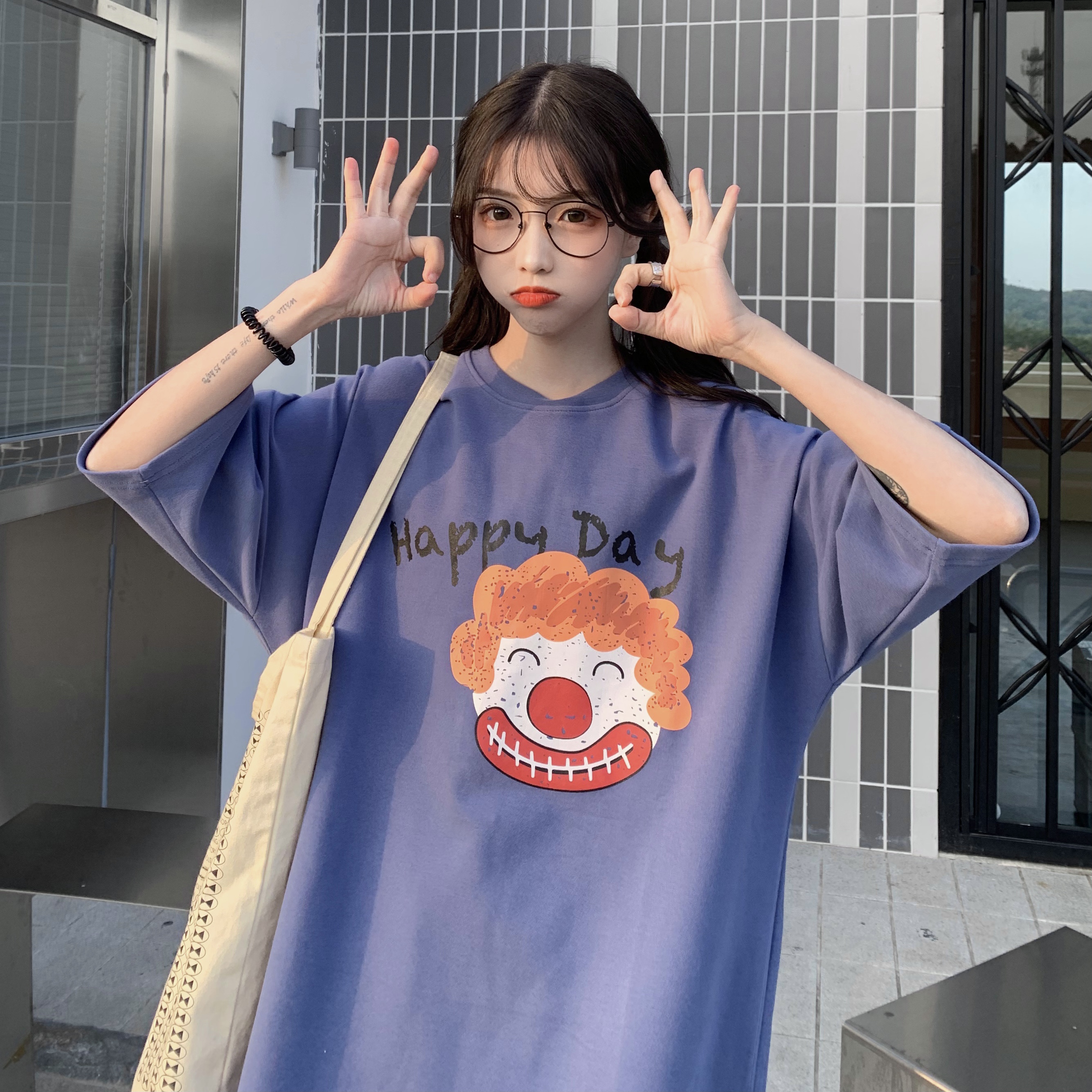 It turns out that the clown is my letter printed short sleeve top girl