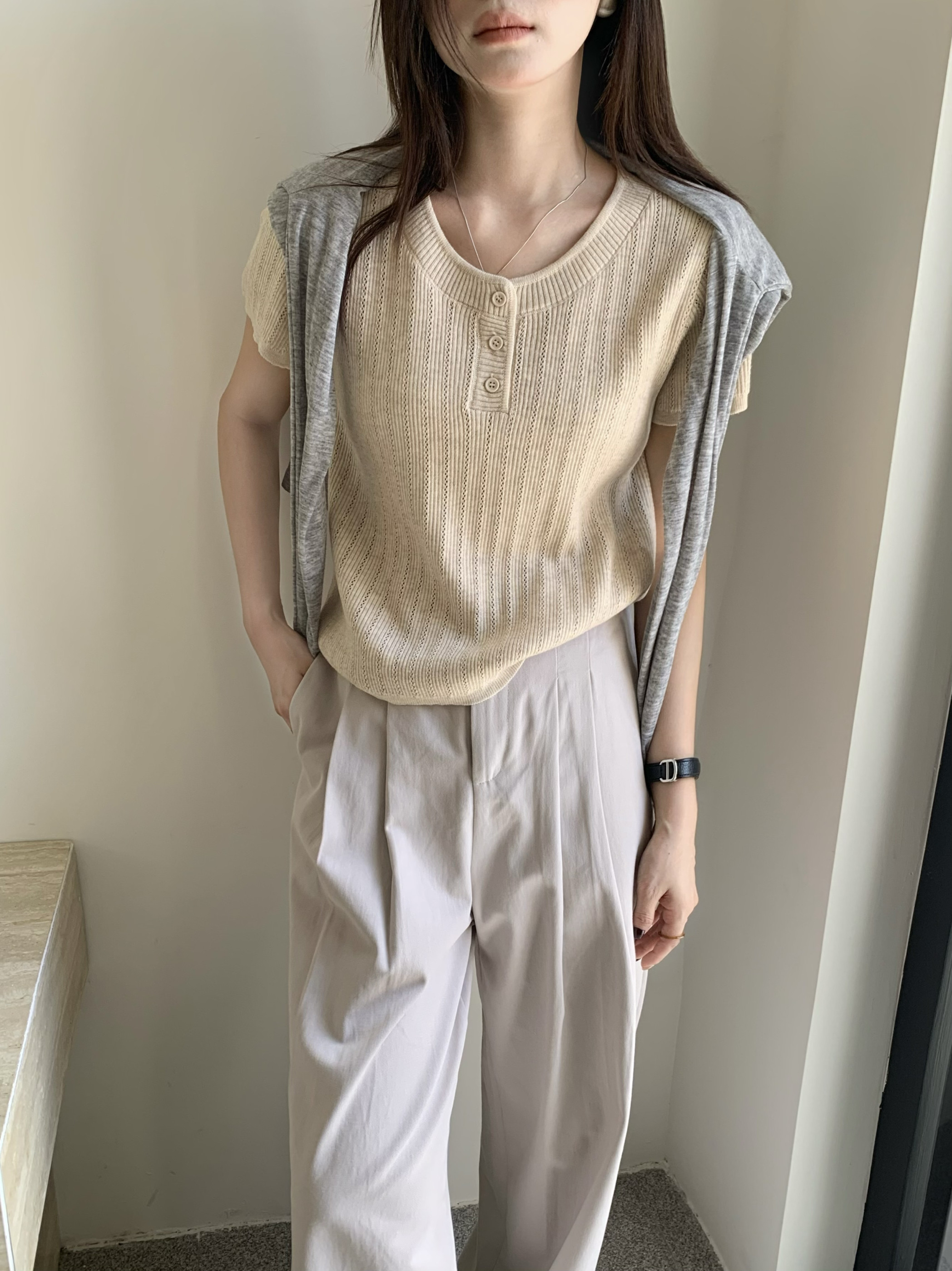 2025春夏款纽扣设计感心机米色圆领短袖针织衫女薄款显白气质上衣