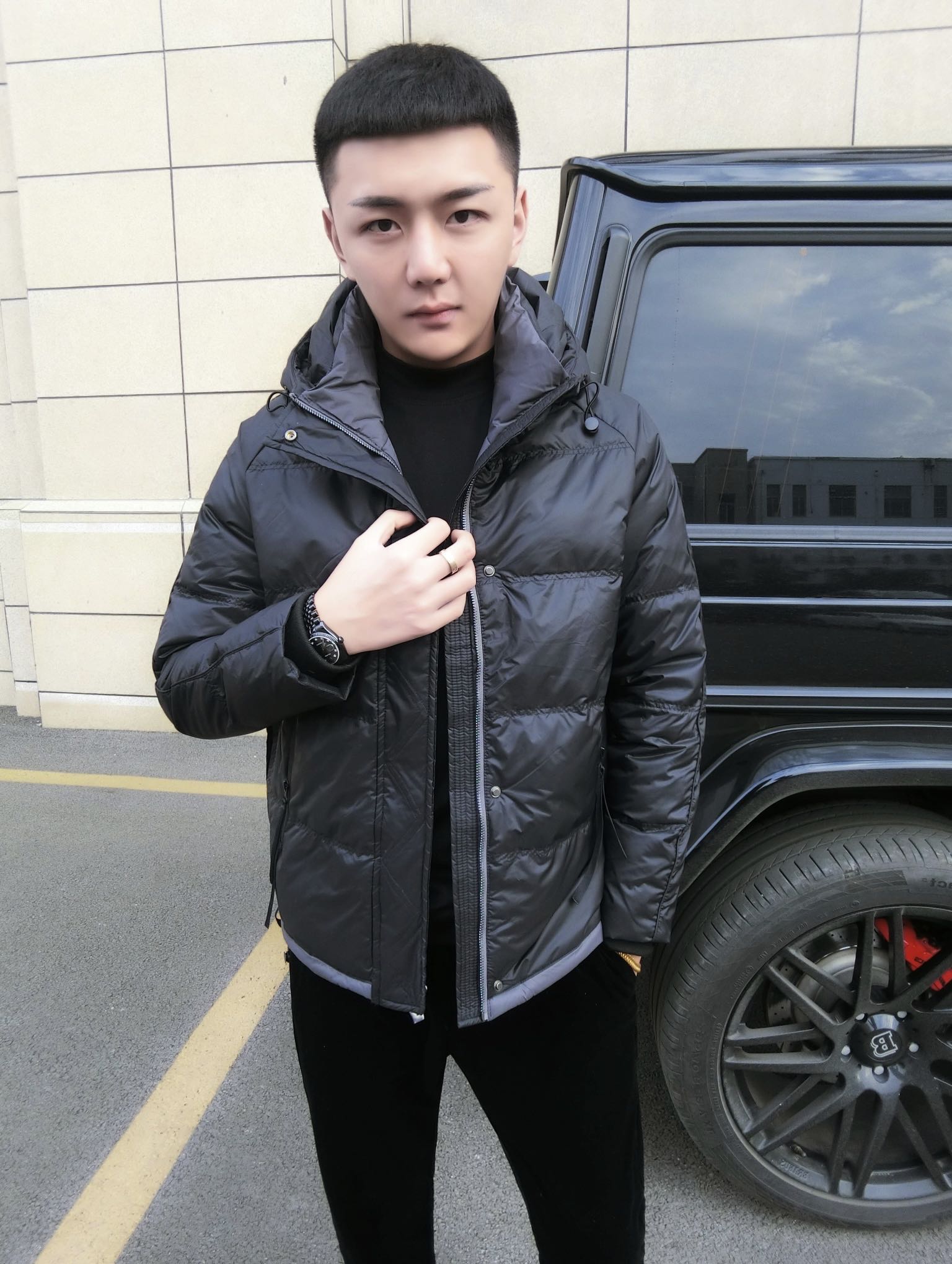 连帽黑色白鸭绒休闲常规羽绒服