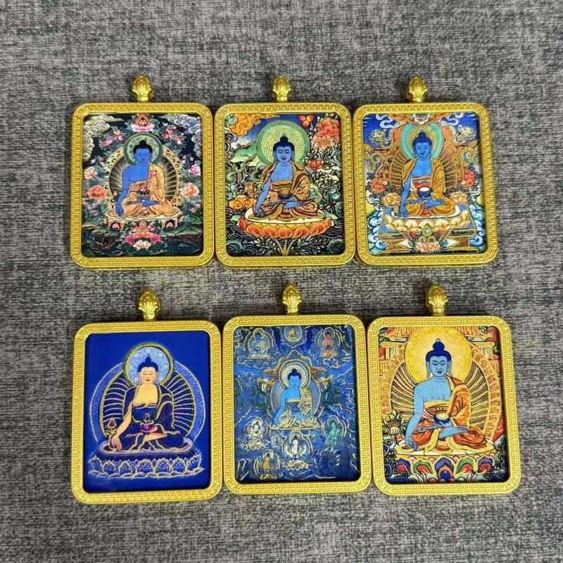 手绘唐卡描金药师佛吊坠释迦摩尼喷绘描金款金刚头嘎乌盒挂件送绳