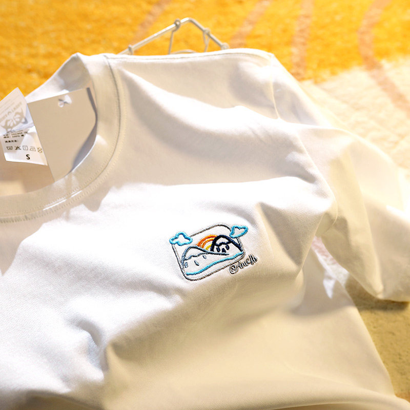 업치 푸른 하늘과 흰 구름을 배경으로 이번 생을 살고 싶습니다. 심플한 흰색 자수 커플 T佶 남녀 홍콩 스타일 인입니다