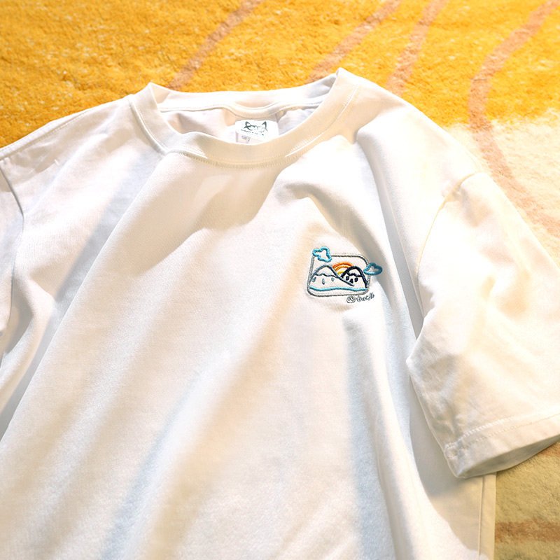 업치 푸른 하늘과 흰 구름을 배경으로 이번 생을 살고 싶습니다. 심플한 흰색 자수 커플 T佶 남녀 홍콩 스타일 인입니다