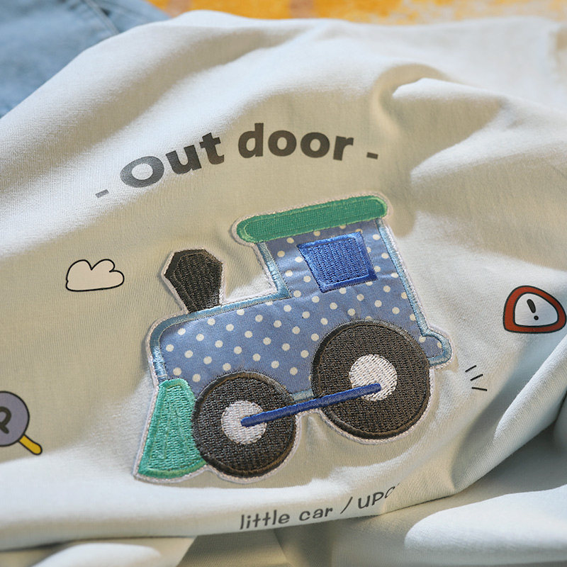 UPCH 흰 구름은 한가롭게 흐르고 바퀴는 빠르게 달리며 당신은 자유 롭습니다. 귀여운 자동차 자수 탑 캐주얼 반소매