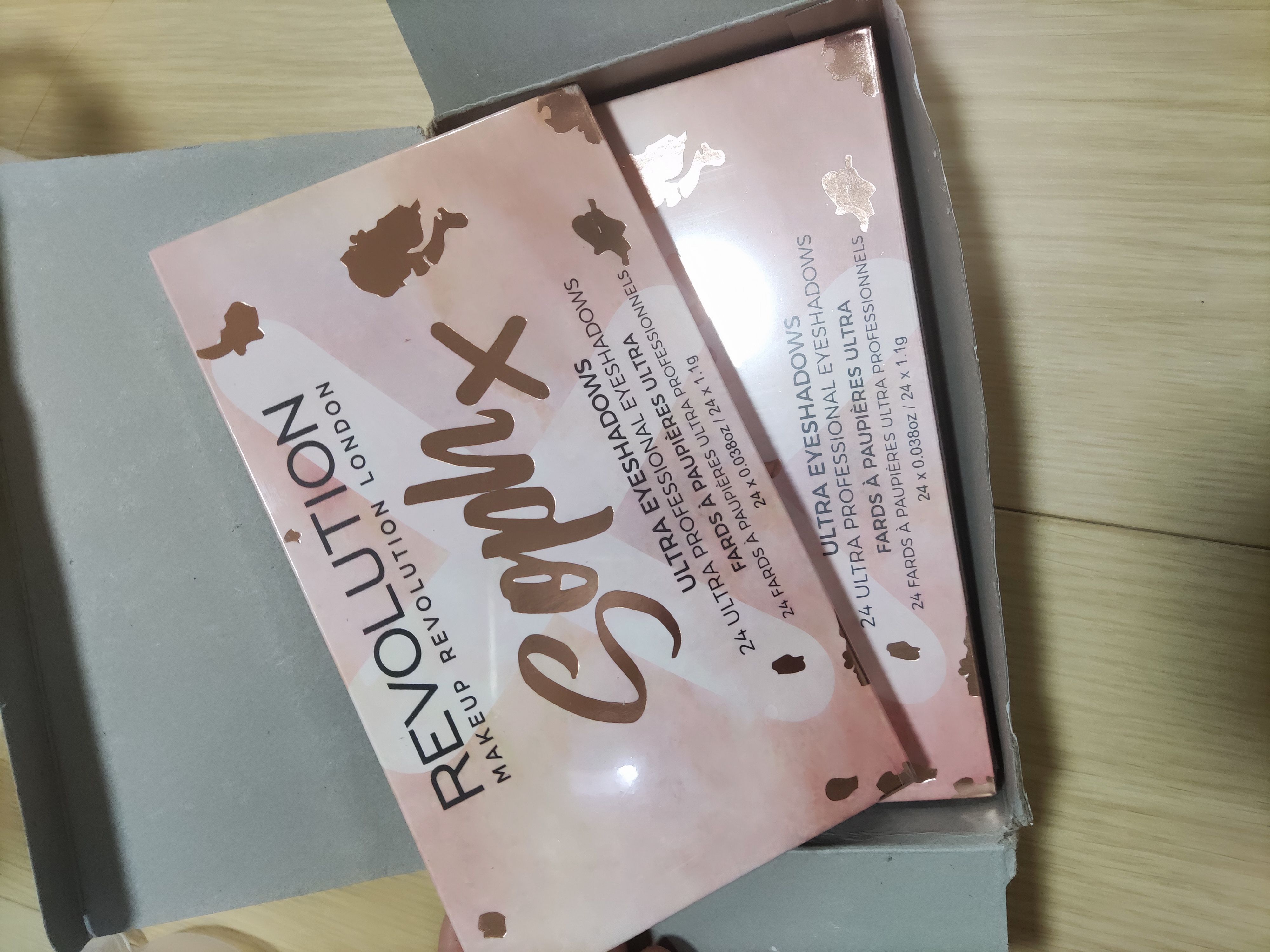 现货  英国Makeup revolution 彩妆24色眼影盘