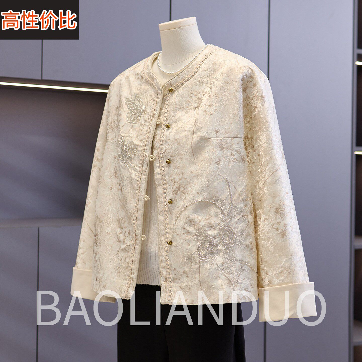 妈妈春装风衣外套中年女装今年流行新款中老年春秋国风刺绣上衣服