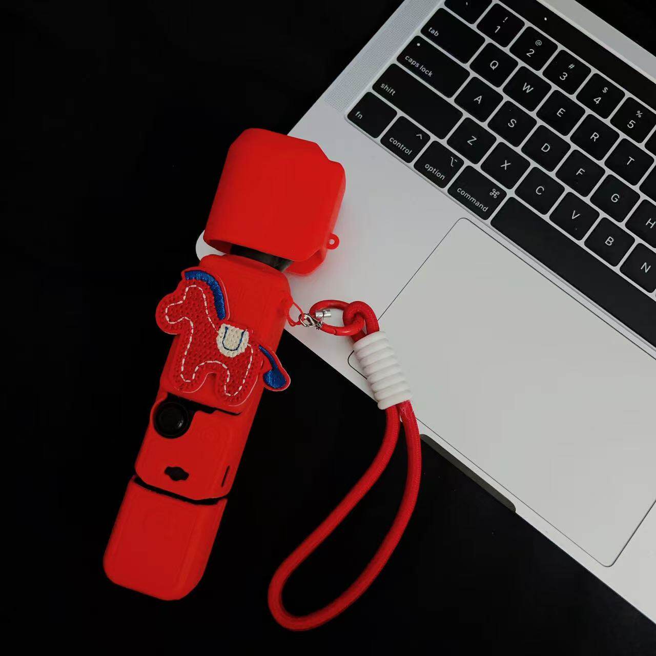 适用于大疆Pocket3保护套新年马红色斜挎硅胶云台相机收纳壳防摔