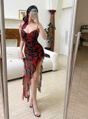 御姐风红色印花吊带连衣裙2025夏季修身不规则性感复古包臀长裙潮