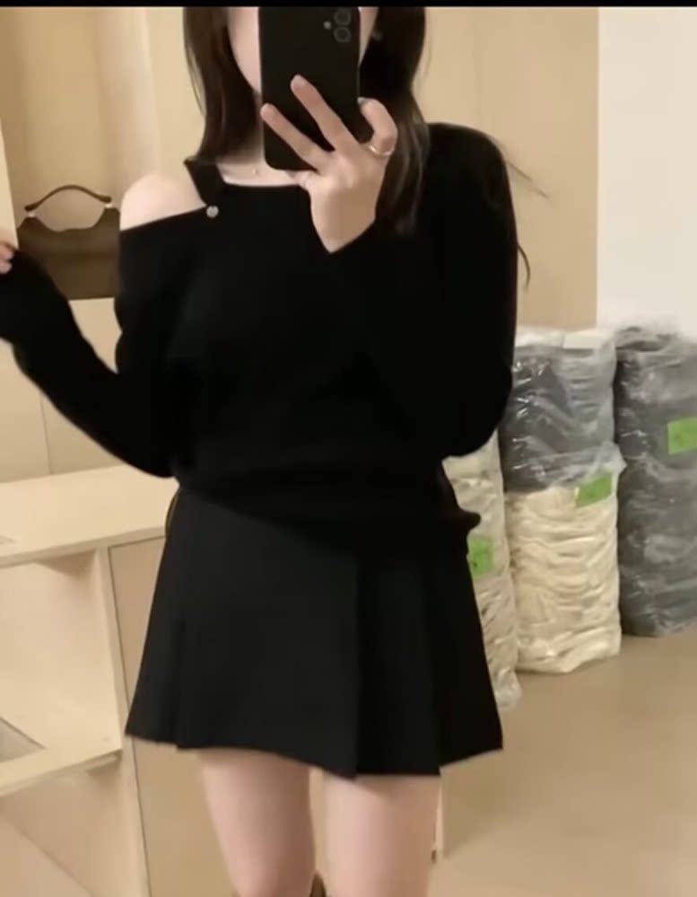 露肩复古红色针织毛衣女秋冬
