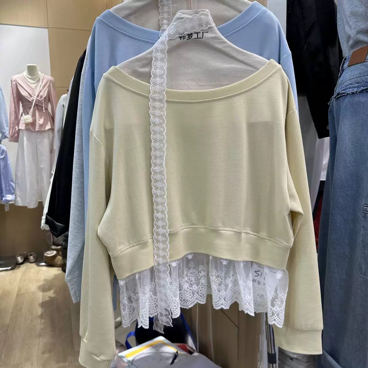 春季意法新款下摆蕾丝拼接斜肩上衣女韩系设计感显瘦假两件卫衣
