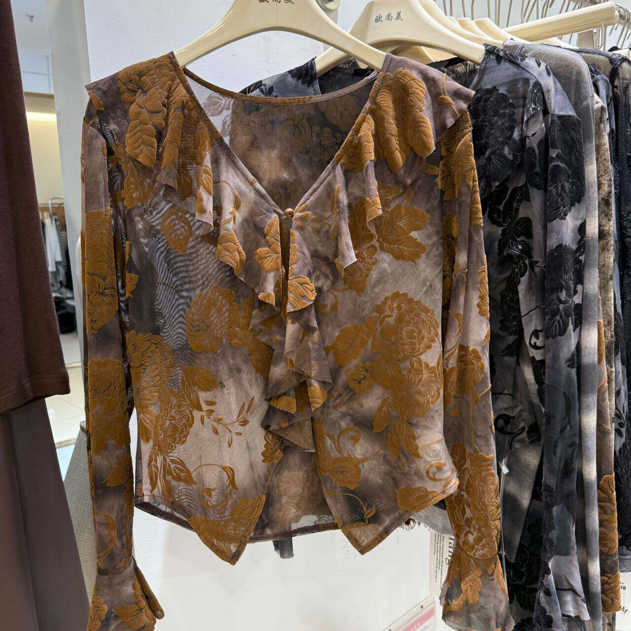 荷叶边衬衫女v领扎染植绒小衫2025秋季新款设计感打底衫显瘦上衣