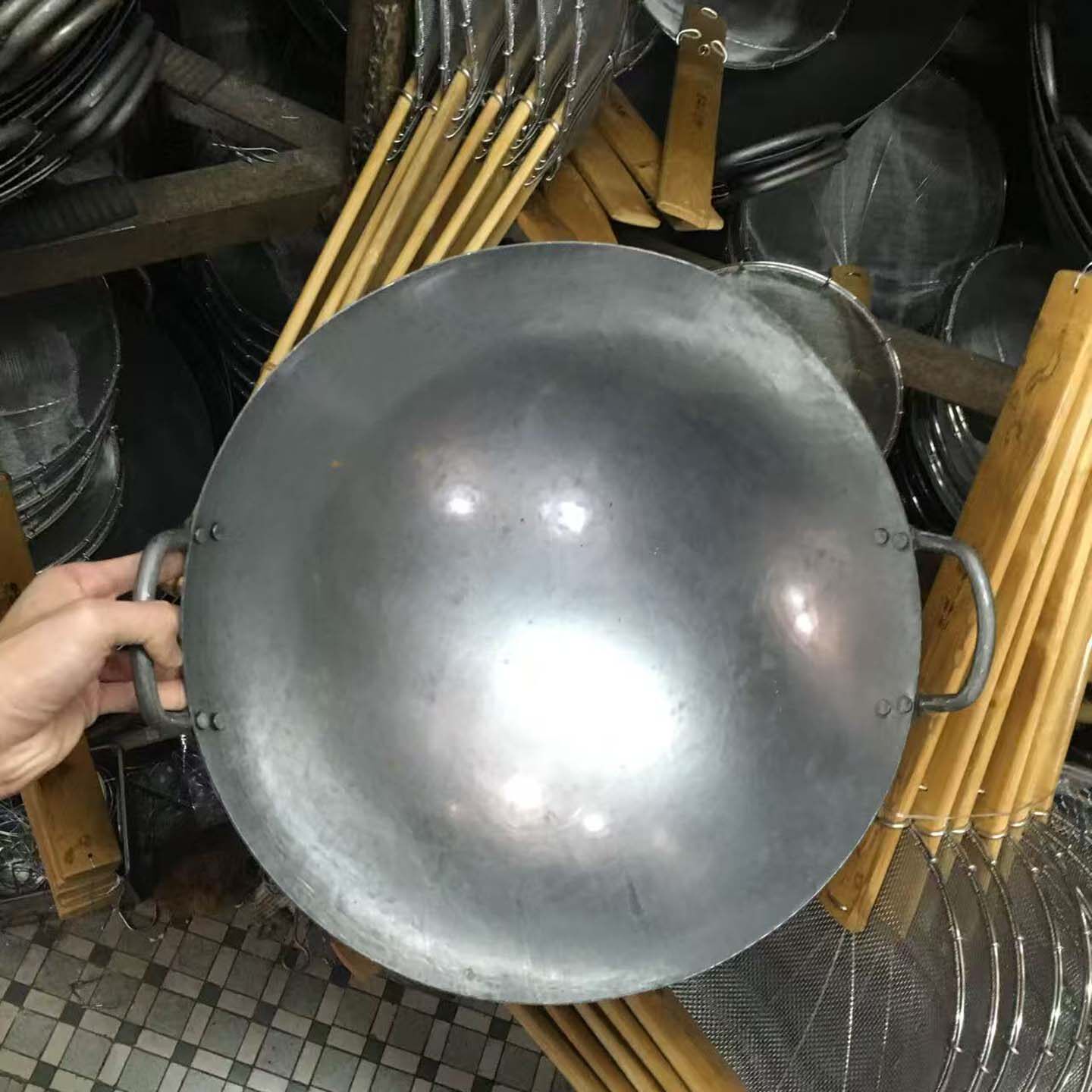 香港阿能代购熟铁手工铁锅炒锅图片