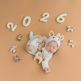 2026满月字母马道具新生儿摄影服装初生婴儿拍照衣服影楼马年主题
