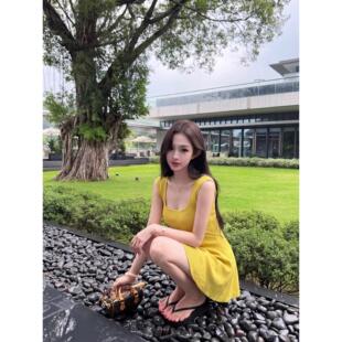 姜黄色u领吊带连衣裙女夏季掐腰裙子纯欲风无袖裙修身显瘦a字短裙