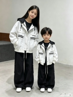 春季新款 男童女童 白色 带帽拉链夹克外套 499元