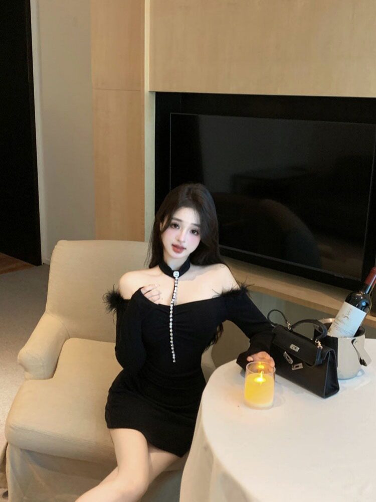 黑色毛毛拼接一字肩长袖连衣裙女秋冬季纯欲风性感紧身包臀短裙子