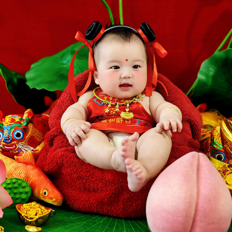 年画娃娃新年儿童摄影服装马年复古哪吒福娃宝宝百天周岁拍照影楼图片