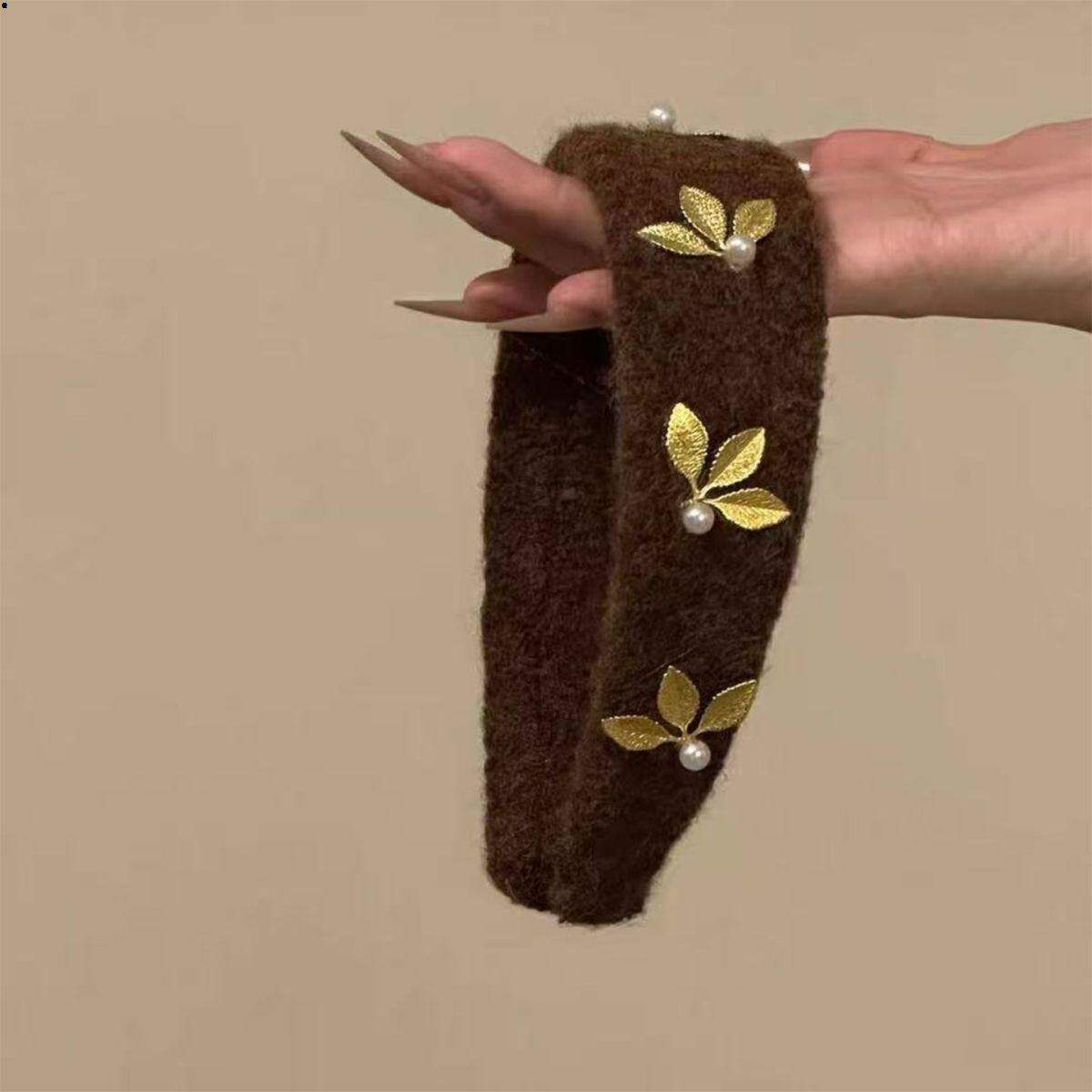 质感棕毛绒发箍 金叶珍珠装饰 秋冬日常通勤优雅复古头饰