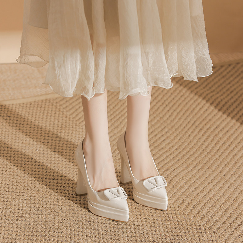 法式小个子防水台白色高跟鞋女粗跟不累脚V家扣玛丽珍女鞋配裙子