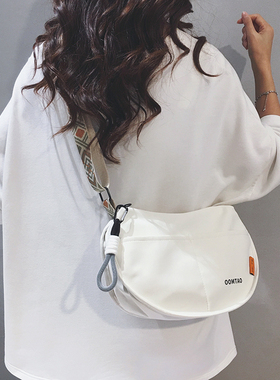 宽肩带高级感帆布包女2025新款上班通勤马鞍包休闲百搭斜挎饺子包
