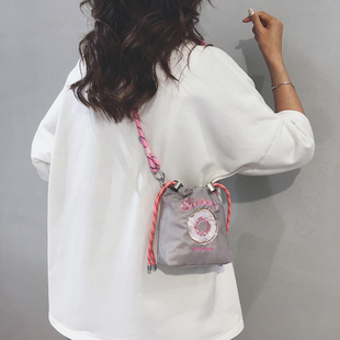 韩系ins风时尚帆布小水桶包女2026新款休闲通勤百搭手机斜挎包潮