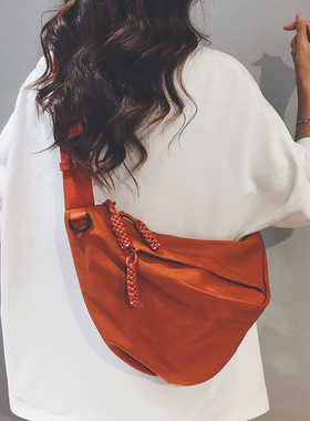 帆布包女2025新款大容量胸包休闲斜挎饺子包运动旅游骑行单肩背包