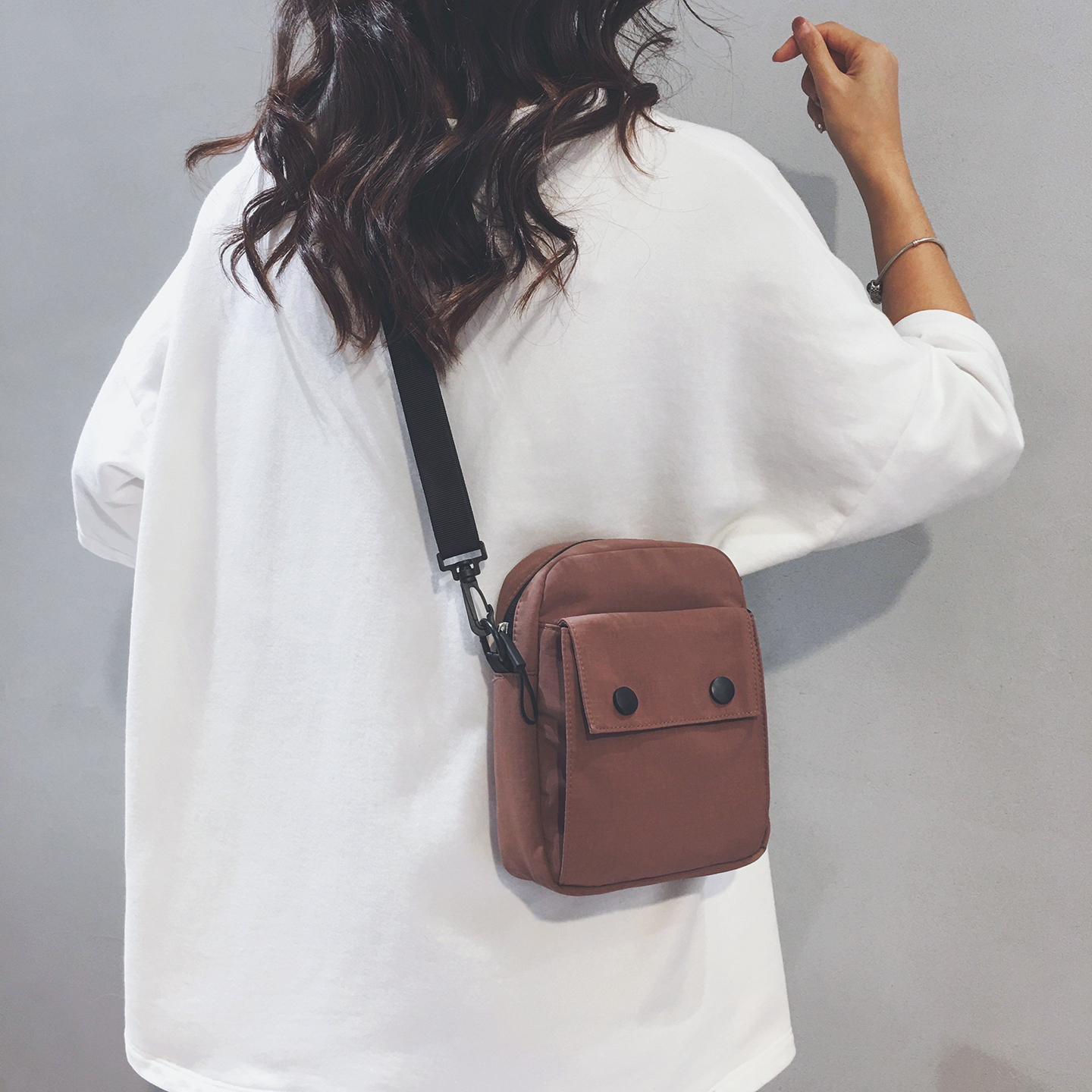 玲澜四色时尚简约帆布手机斜挎包