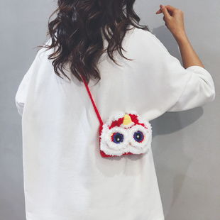 新年红色儿童拜年毛线钩织醒狮包女2026新款可爱卡通手机斜挎小包