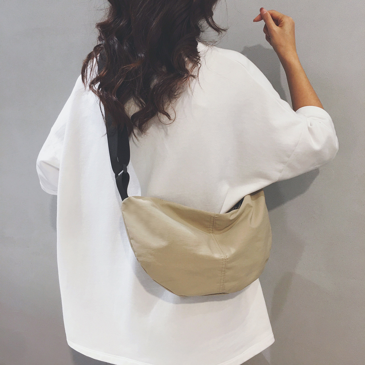 玲澜四色简约轻便大帆布斜挎饺包