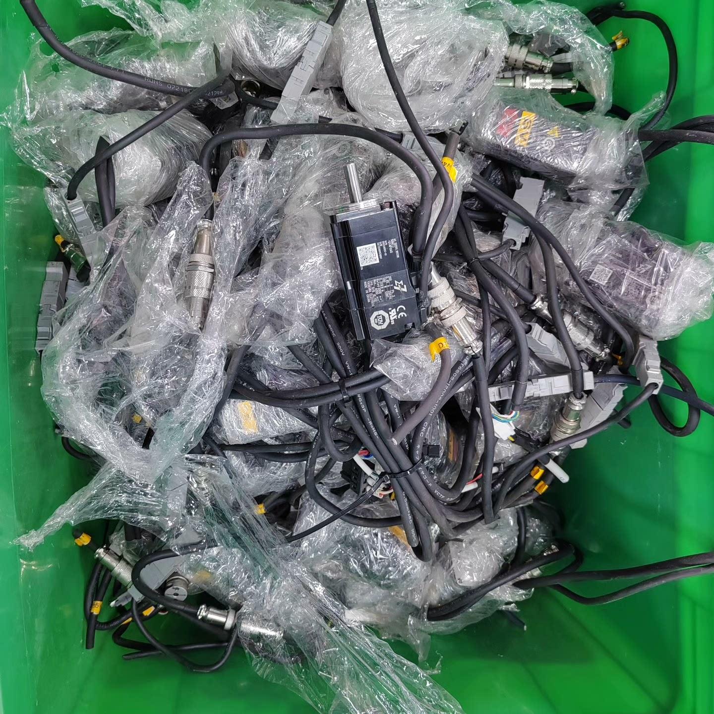 SGM7J-01AFC6S 安川伺服电机100w 拆机件