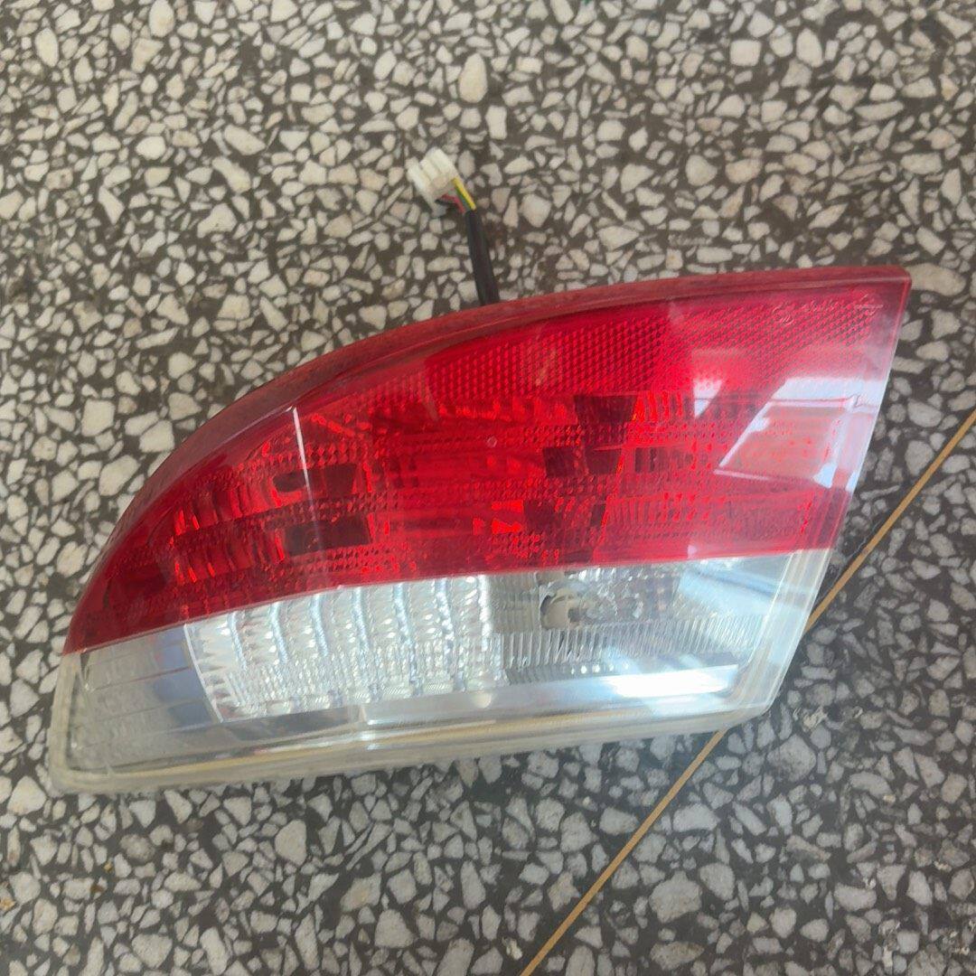 海马福美来三代右后尾灯 拆车件 成色完好 功能正常。带灯