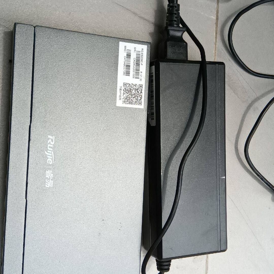 以太网交换机 型号：RG-ES209C-P 电源线都有