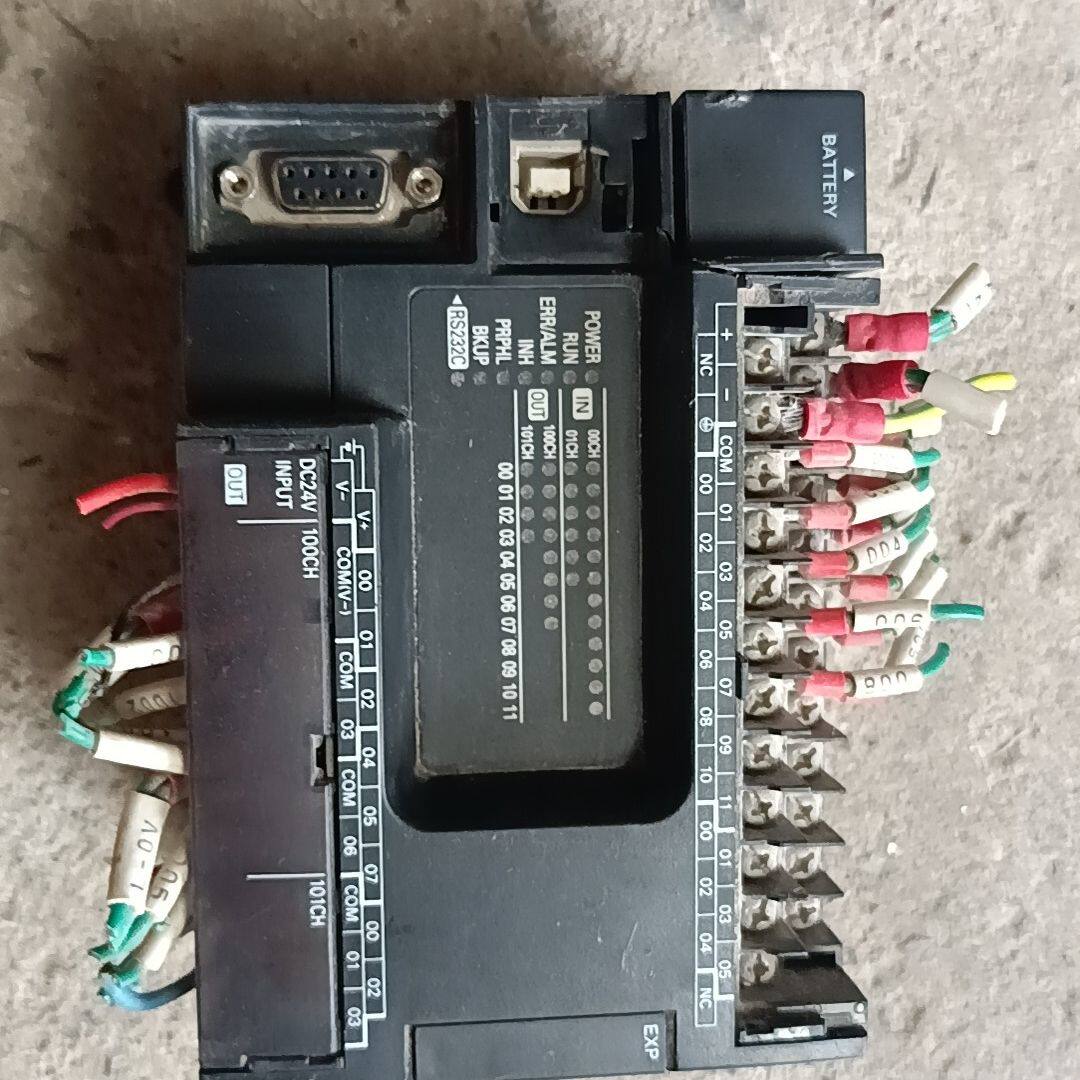 拆机CP1E-N30SDT-D表面有磕碰