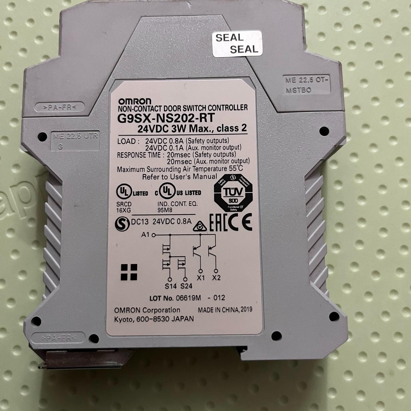 安全继电器 G9SX-NS202-RT 拆机