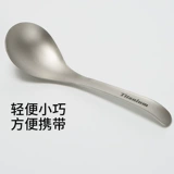 Чистый титановый ложка на открытом воздушном лагере на открытом воздухе