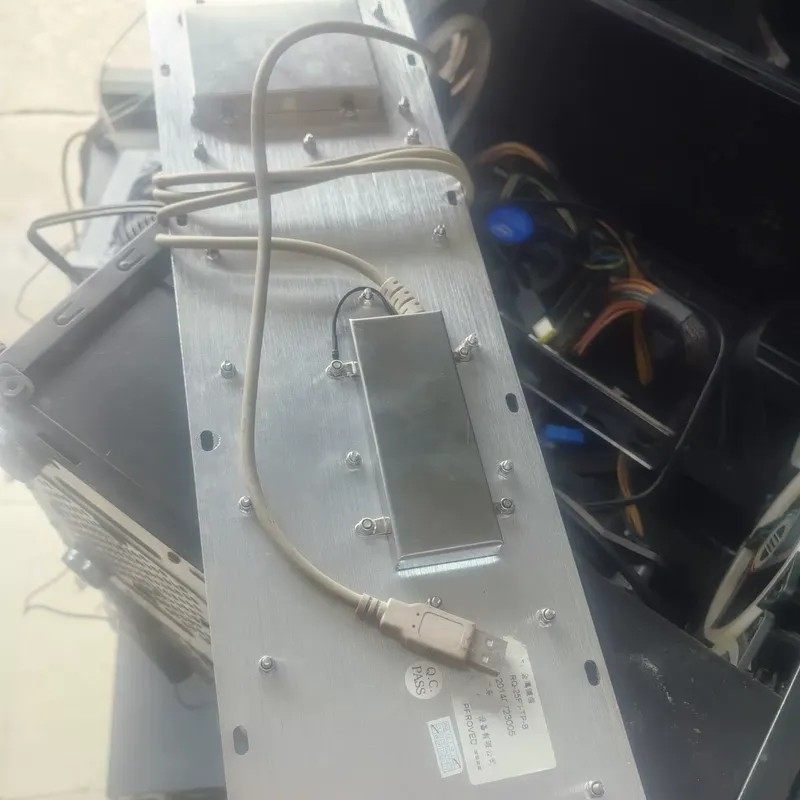 议价金属工业键盘，带触摸屏和方向键，USB接口连接。成色如图