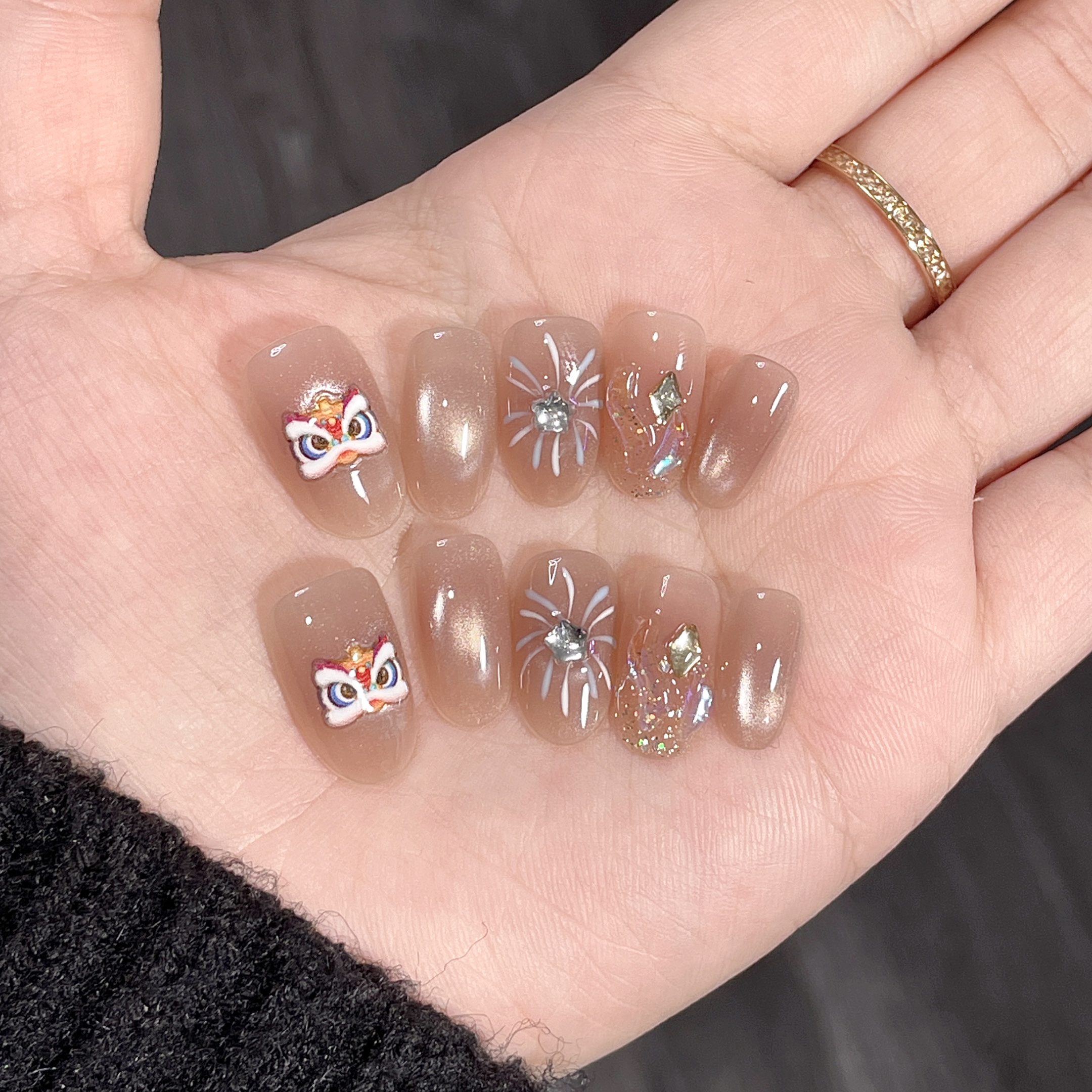 【烟花醒狮】新年美甲气质穿戴甲手工猫眼显白贴片手绘满钻美甲