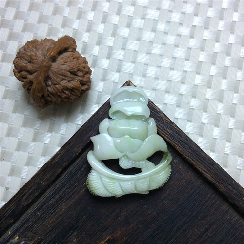 南阳独山玉绿白料莲花吊坠玉坠