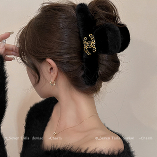 高级感黑色毛绒抓夹女2025新款鲨鱼夹后脑勺毛毛气质盘发发夹头饰