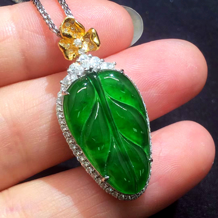 18K金镶嵌翡翠辣绿树叶子项链锁骨链小吊坠钻石黄金挂坠同款定制