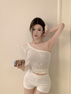 性感斜肩上衣女2024年春夏新款 心机露肩收腰显瘦纯欲风亮片针织衫