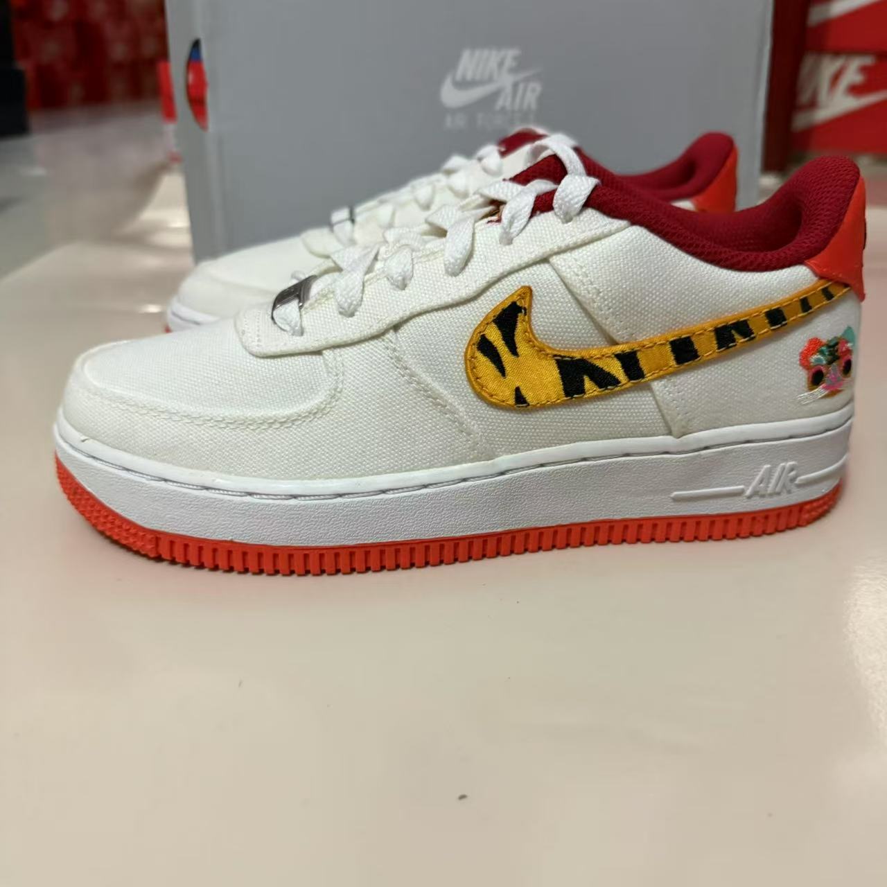 NIKE耐克AIR FORCE 1女子AF1刺绣白红低帮运动休闲板鞋DQ4502-171