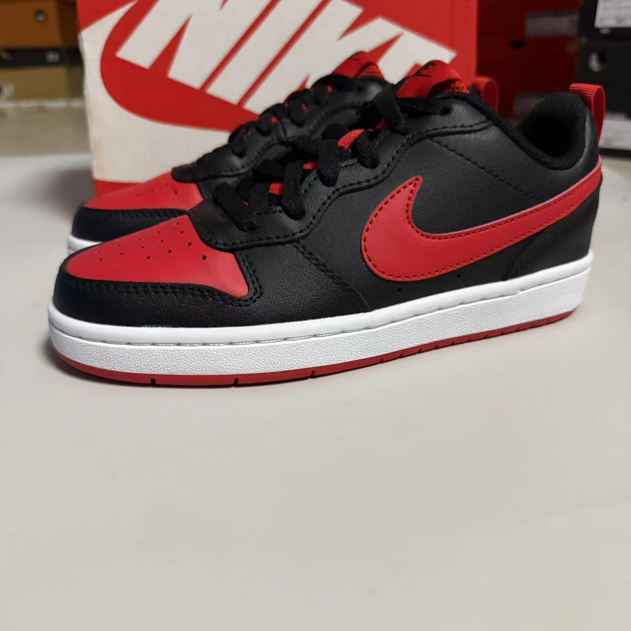Nike Court Borough Low 2 黑红女子复古运动休闲板鞋 BQ5448-007