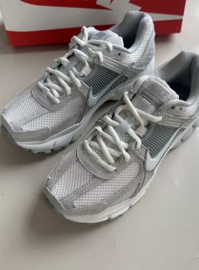 耐克 Nike Air Zoom Vomero 5女子气垫耐磨休闲跑步鞋 HQ0458-001