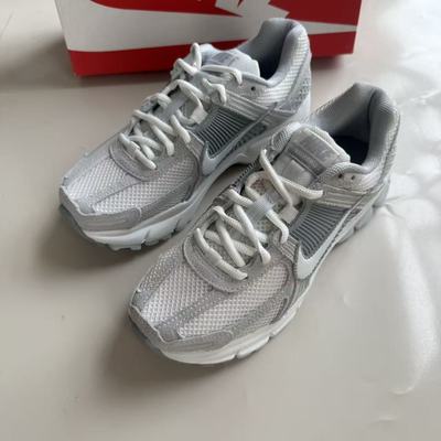 耐克 Nike Air Zoom Vomero 5女子气垫耐磨休闲跑步鞋 HQ0458-001