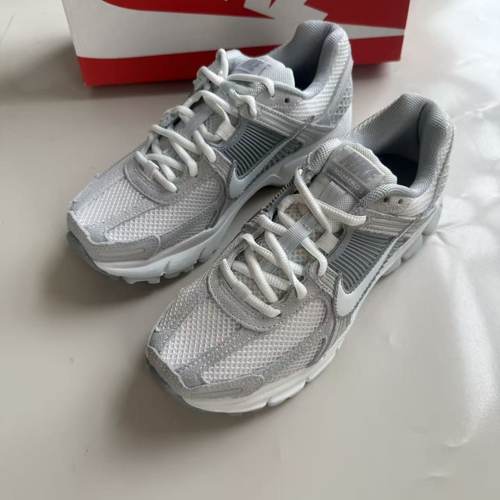 耐克 Nike Air Zoom Vomero 5女子气垫耐磨休闲跑步鞋 HQ0458-001
