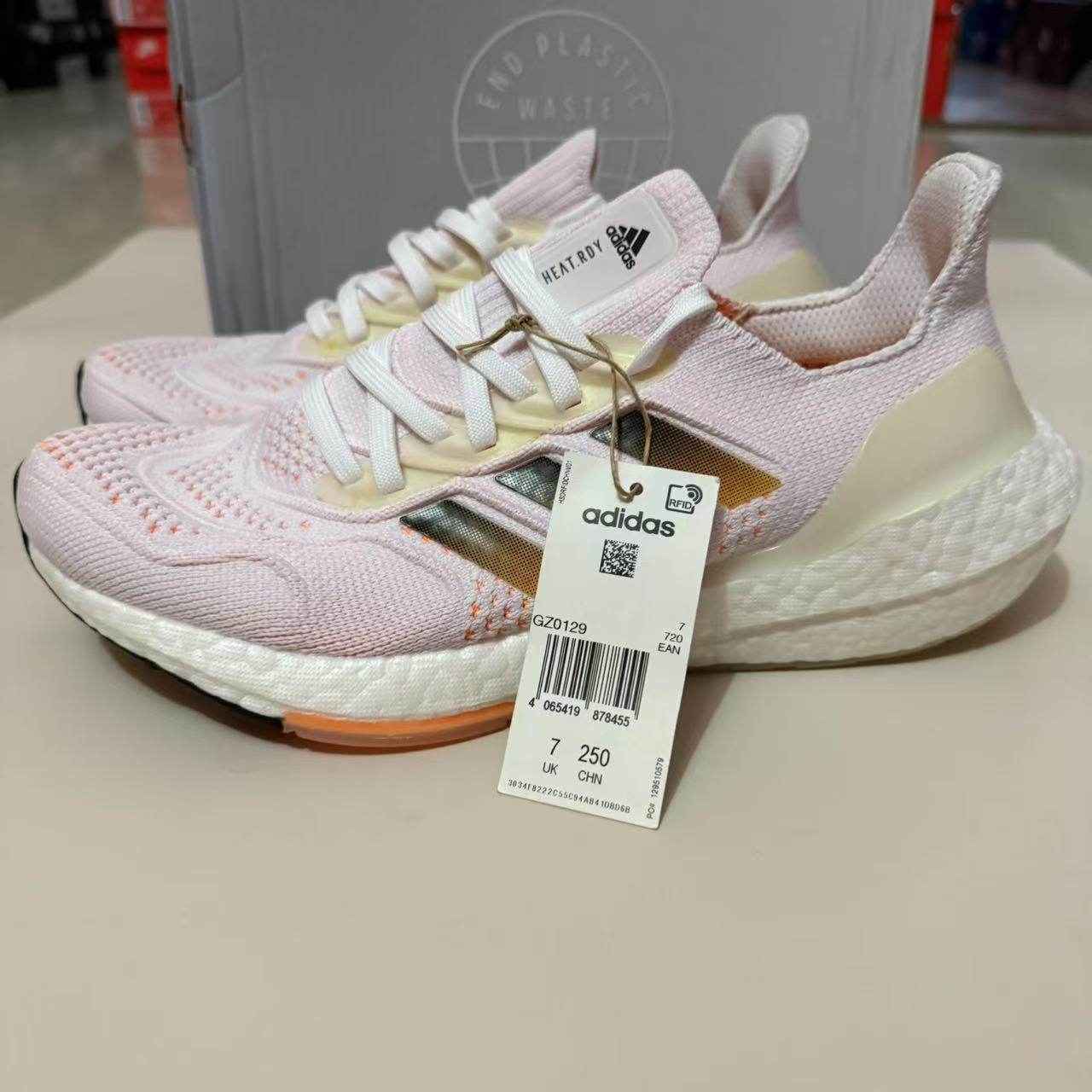 阿迪达斯 Adidas ULTRABOOST 男子BOOST减震透气跑步鞋 GZ0129