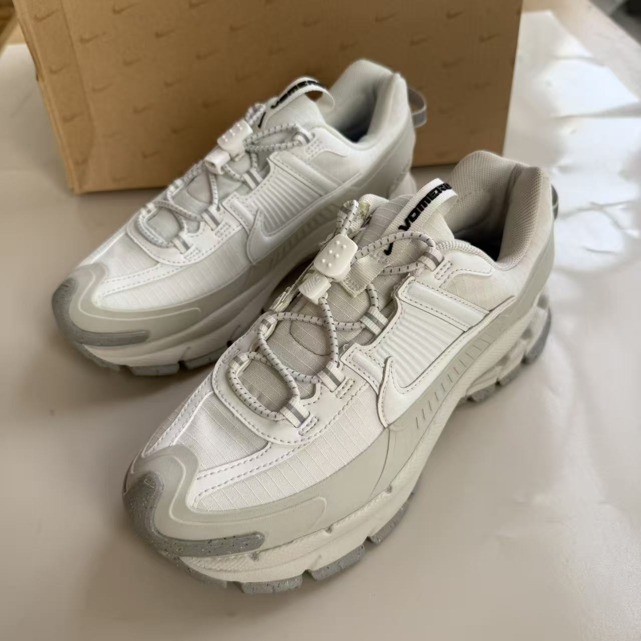 NIKE耐克ZOOM VOMERO ROAM舒适耐磨运动训练休闲跑步鞋HV6410-100